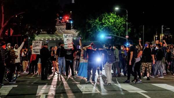 Демонстранты блокируют движение во время акции протеста связанной со смертью Джорджа Флойда