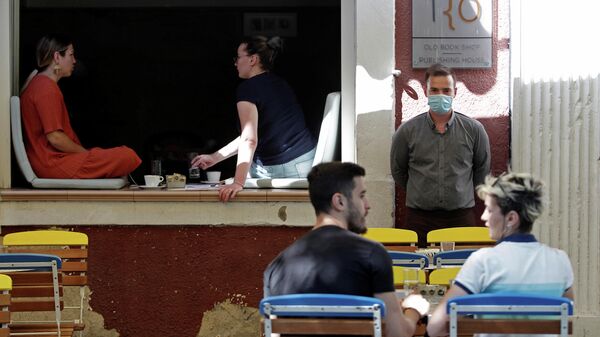 Люди отдыхают в кафе в Подгорице, Черногория