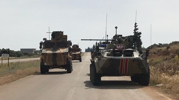 Российские и турецкие военные проводят патрулирование трассы М-4 в Сирии