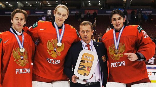 Тренер молодежной сборной России по хоккею Владимир Куликов (в центре)