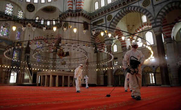 Дезинфекция мечети Сулеймание в Стамбуле 
