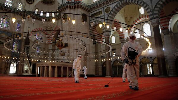 Дезинфекция мечети Сулеймание в Стамбуле 