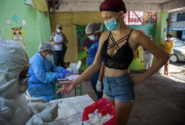 Девушка проходит экспресс-тест на COVID-19 в Санто-Доминго