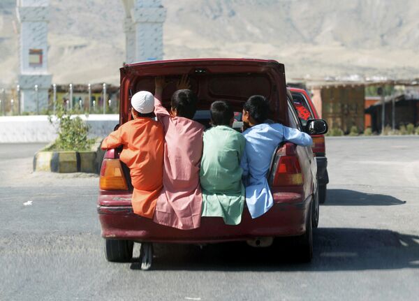 Мальчики передвигаются в багажнике автомобиля в провинции Лагман, Афганистан 