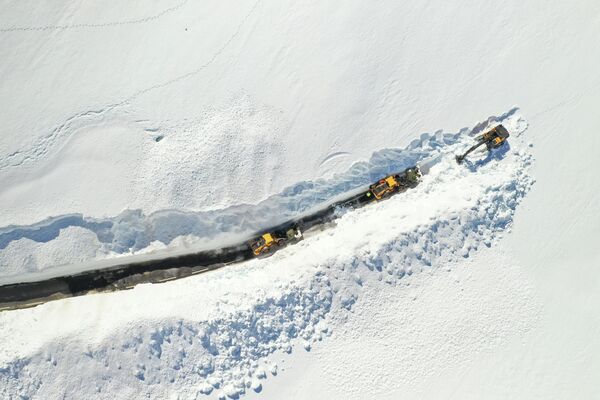 Расчистка снега на горном перевале между Сетесдалем и Сирдалом, Норвегия