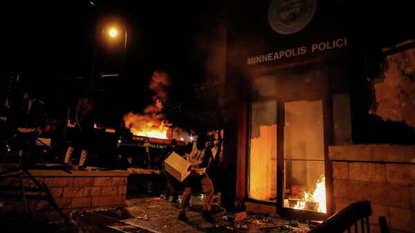 Протестующие в Миннеаполисе поджигают полицейский участок