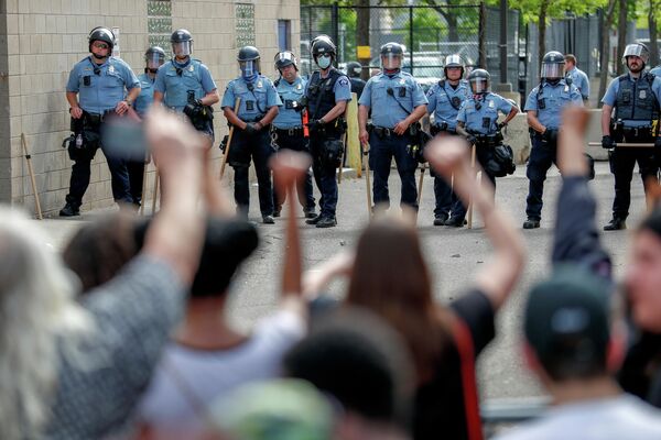Протестующие возле полицейского участка в Миннеаполисе