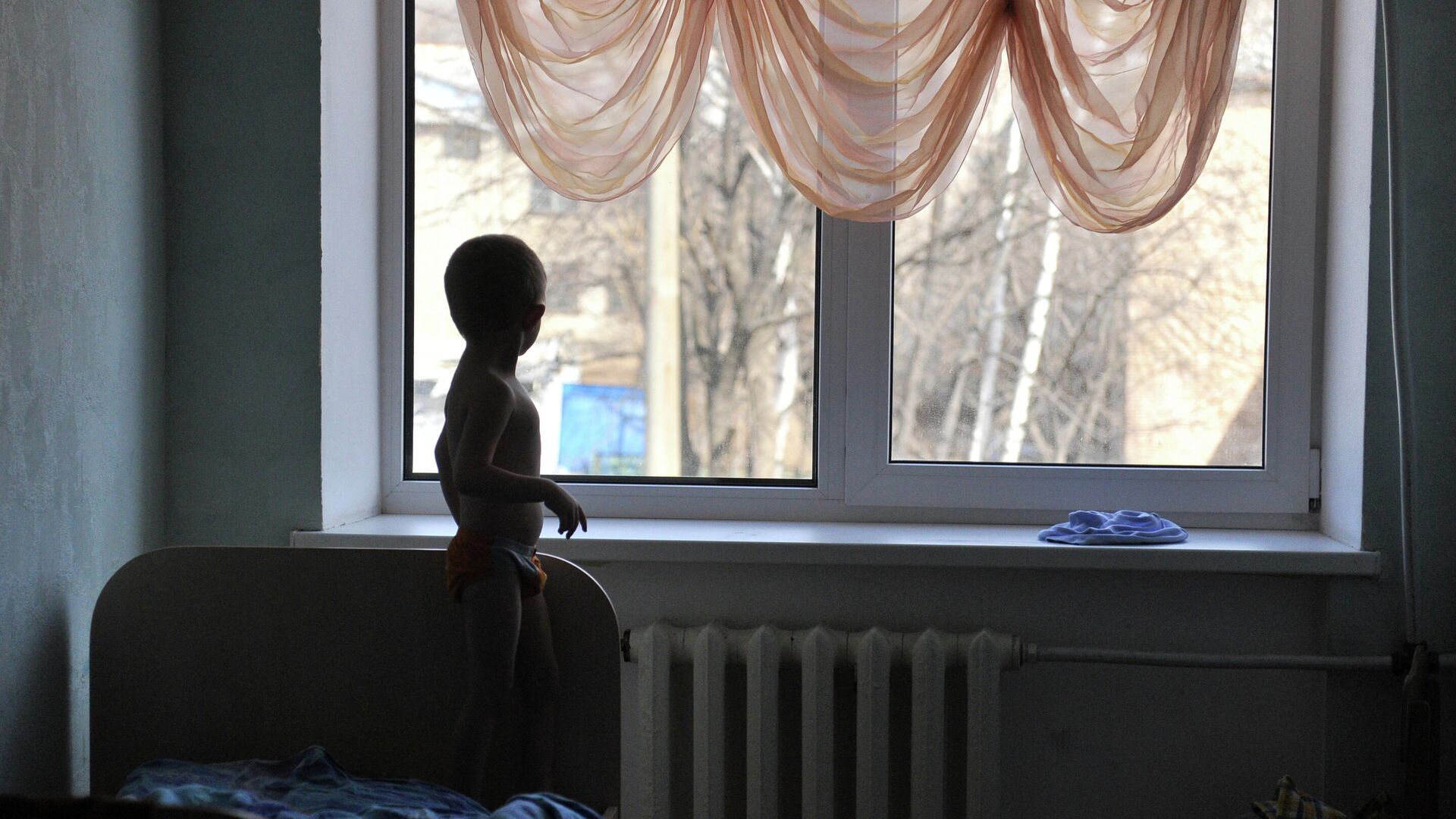 Ребенок смотрит в окно - РИА Новости, 1920, 29.05.2020
