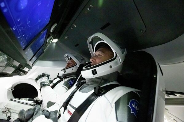 Астронавты Дуглас Херли и Роберт Бенкен в космическом корабле Crew Dragon