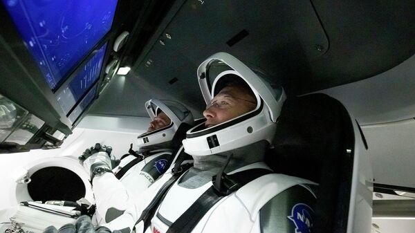 Астронавты Дуглас Херли и Роберт Бенкен в космическом корабле Crew Dragon