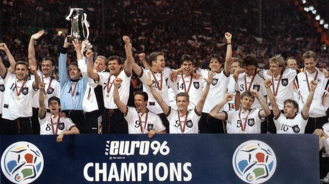 Сборная Германии после победы на ЕВРО-1996