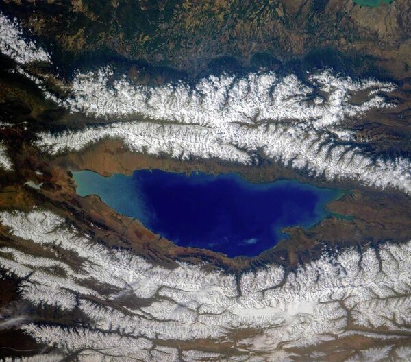 Озеро Иссык-Куль и окружающие его хребты Северного Тянь-Шаня, Киргизия