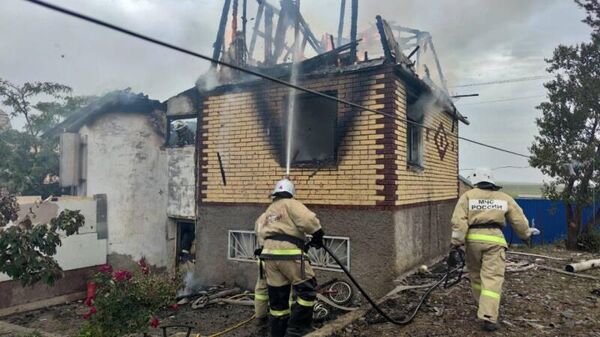 Сотрудники МЧС во время ликвидации пожара по  улице Малиновая 161 в Феодосии