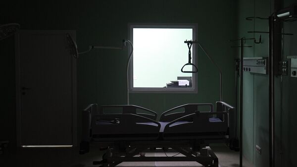 Оборудование реанимационной палаты во временном госпитале для пациентов с COVID-19 в павильоне No75 на ВДНХ в Москве