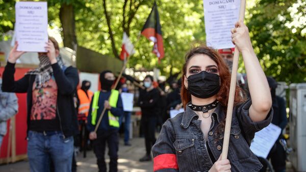 Протест левых радикалов в Варшаве против власти, не поддержавшей обычных граждан и работников во время карантина