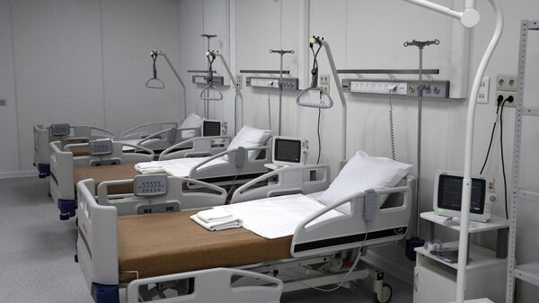 Оборудование реанимационной палаты во временном госпитале для пациентов с COVID-19 в ледовом дворце Крылатское в Москве