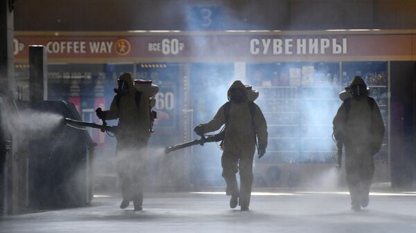 Сотрудники МЧС РФ проводят дезинфекцию помещений Киевского вокзала в Москве в рамках мер по профилактике коронавирусной инфекции