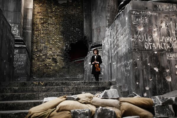 Скрипач Матвей Блюмин  принимает участие в записи концерта Музыка мира в музее Победы в Москве