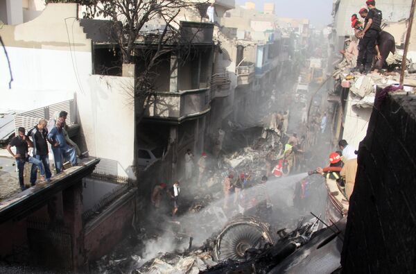 Разбор завалов и тушение пожара на месте крушения пассажирского самолета Airbus A-320 авиакомпании Pakistan International Airlines (PIA) в Карачи