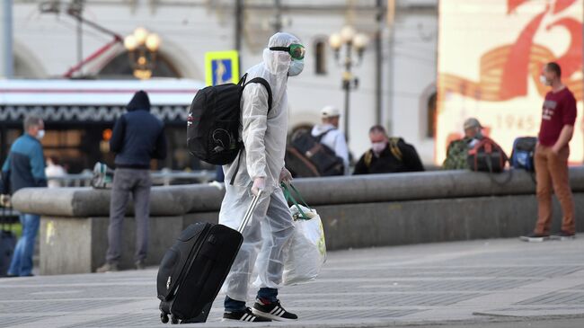 Пассажир у Ярославского вокзала в Москве