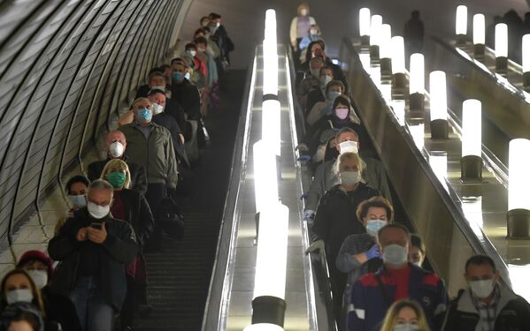 Пассажиры спускаются на эскалаторе станции Комсомольская Московского метрополитена