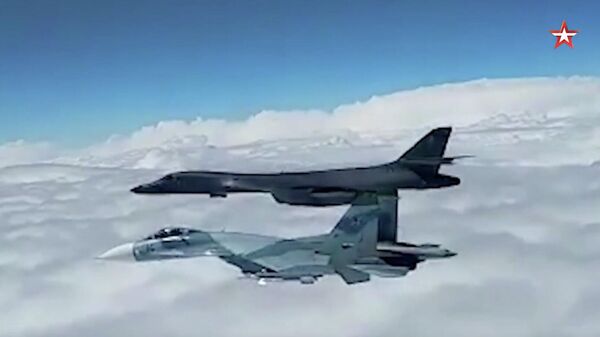 Скриншот видео, где российские истребители сопровождают бомбардировщики B-1B США над Черным морем