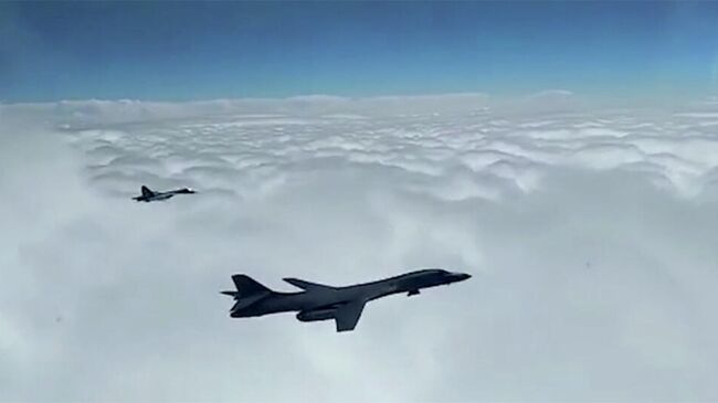 Кадр видео перехвата американского B-1B над Черным морем