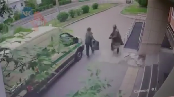 Момент нападения на инкассаторов в Красноярске попал на видео