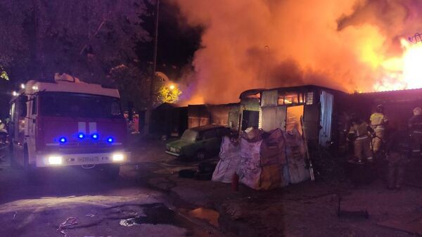 Сотрудники МЧС во время ликвидации пожара в кафе на улице Серафимовича в Ульяновске