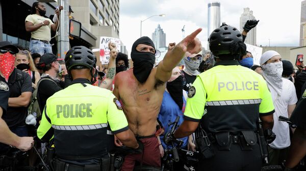 Противостояние полиции и демонстрантов во время акции протеста против гибели афроамериканца Джорджа Флойда от рук полиции, Атланта