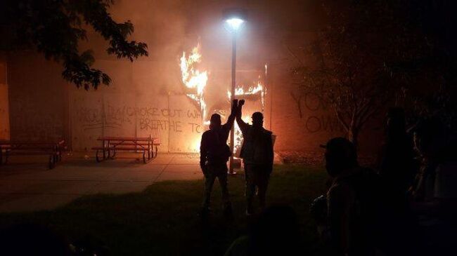 Поджоги и грабежи во время протестов в Миннеаполисе