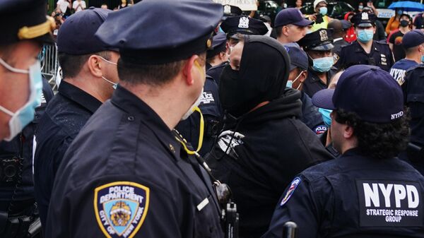 Полицейские задерживают одного из участников протеста на одной из улиц Нью-Йорка