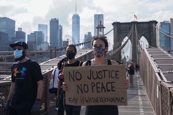 Участники протеста, вызванного смертью афроамериканца Джорджа Флойда, на одной из улиц Нью-Йорка