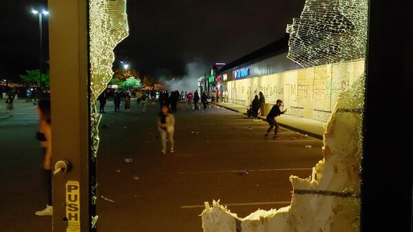 Разбитая витрина магазина в Миннеаполисе во время протестов