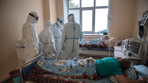 Медицинские работники Тверской областной клинической больницы в палате с коронавирусными больными
