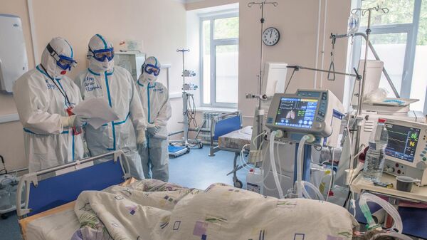 Медицинские работники Тверской областной клинической больницы в палате с коронавирусными больными
