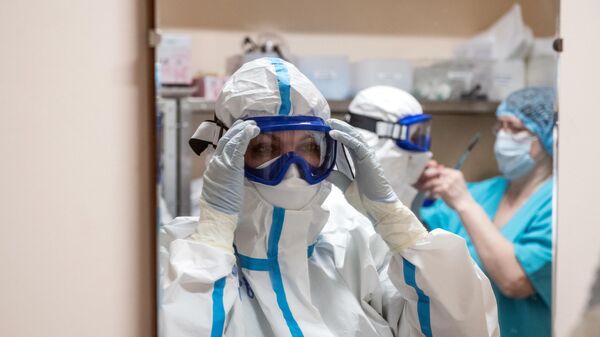 Медицинские работники Тверской областной клинической больницы в палате с коронавирусными больными
