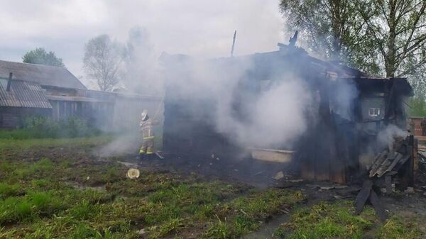 Сотрудники МЧС во время ликвидации пожара в Вохомском районе Костромской области