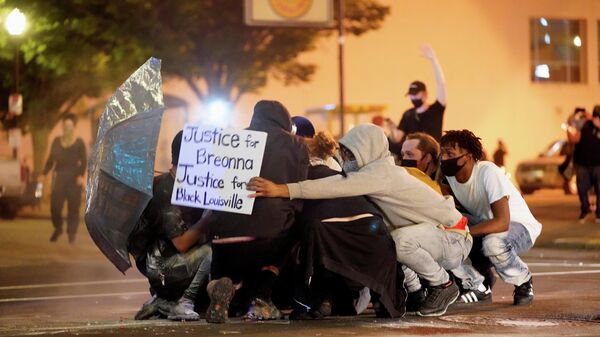 Участники протеста, вызванного смертью афроамериканца Джорджа Флойда, на одной из улиц Кентукки