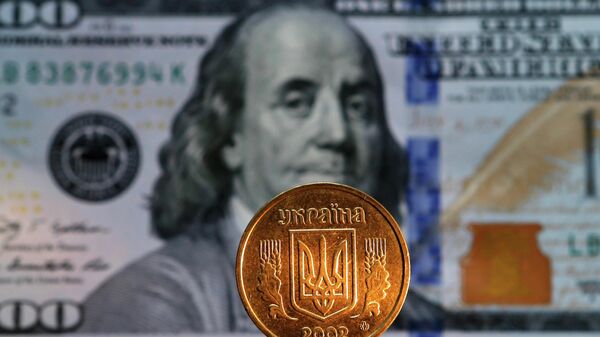 Денежная купюра долларов США и монета гривны Украины