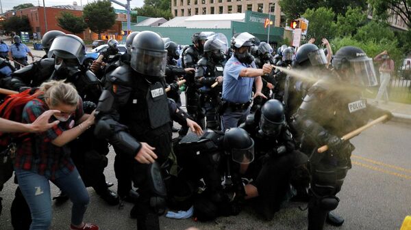 Сотрудники полиции применяют слезоточивый газ во время акции протеста в городе Роли, Северная Каролина, США