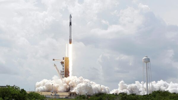 Запуск ракеты Falcon 9 с кораблем Crew Dragon  с двумя астронавтами НАСА на борту