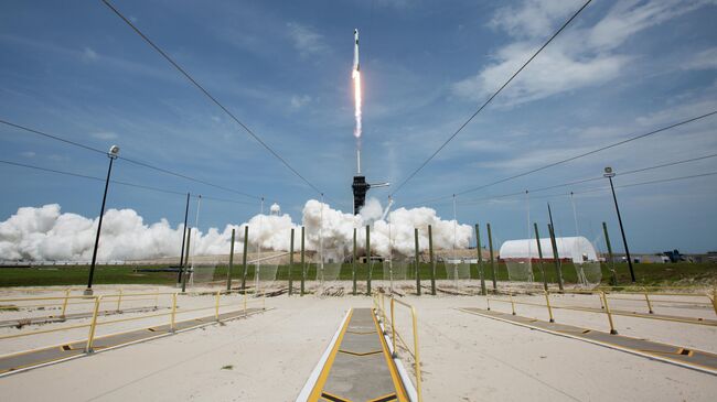 Первый пилотируемый запуск корабля Crew Dragon, созданного компанией SpaceX Илона Маска