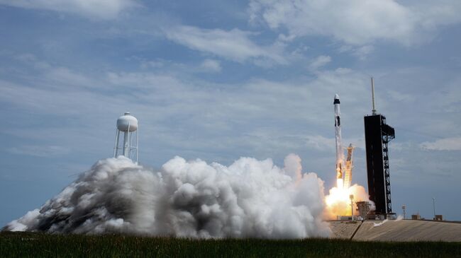 Первый пилотируемый запуск корабля Crew Dragon, созданного компанией SpaceX Илона Маска