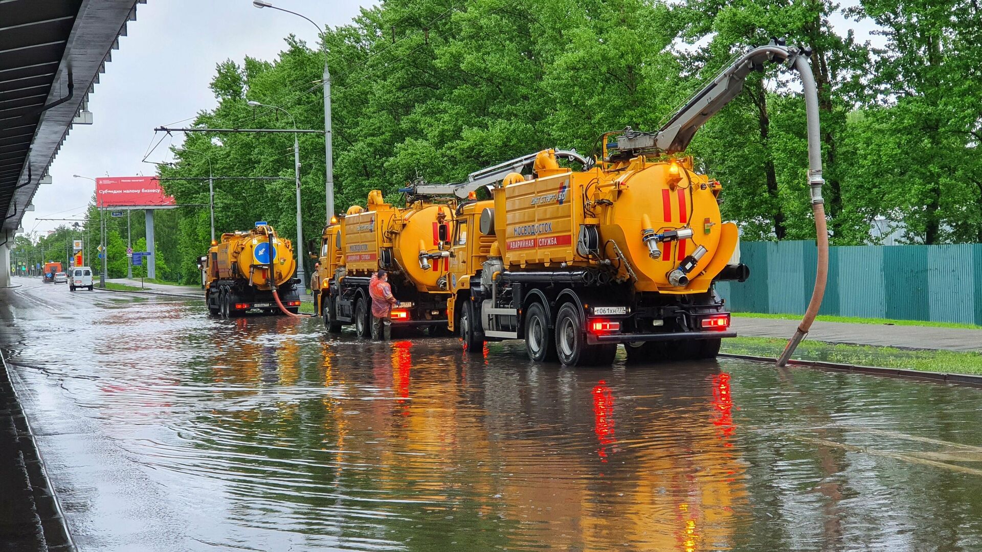 Устранение последствий подтоплений на улицах столицы аварийными бригадами Мосводостока - РИА Новости, 1920, 30.07.2021