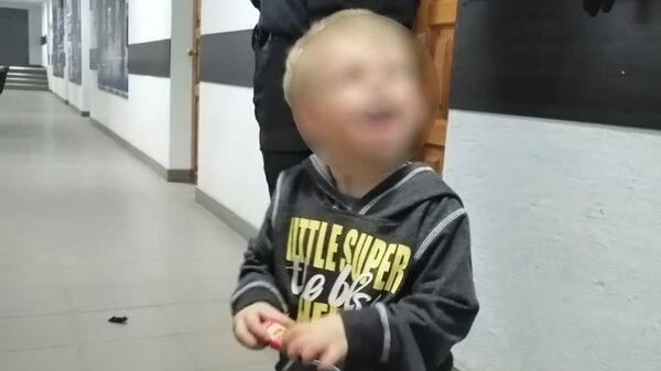 Мальчик, брошенный своей матерью, в отделении полиции в Волгограде
