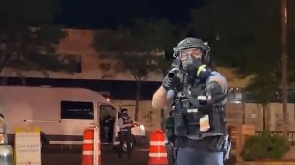 Полицейские в Миннеаполисе применяют перцовый спрей против представителя СМИ