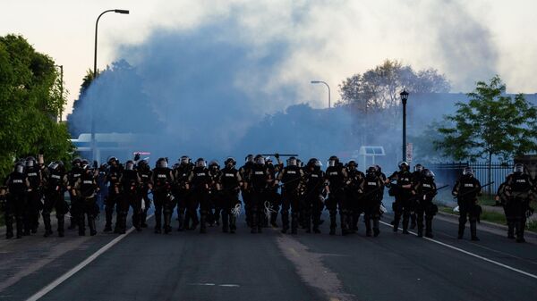 Сотрудники полиции во время протестов в Миннеаполисе