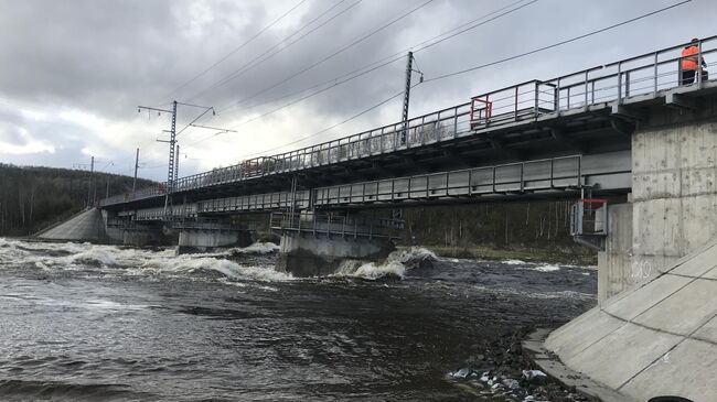 Из-за интенсивного таяния снега и большой водности реки Кола подмыло насыпь опоры железнодорожного моста на перегоне ст. Кола – ст. Выходной