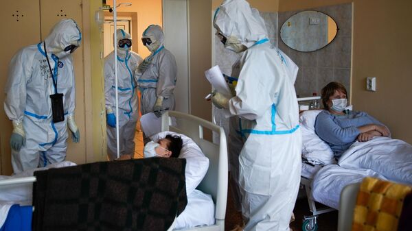 Медицинские работники и пациенты в госпитале для зараженных коронавирусной инфекцией COVID-19 в Твери